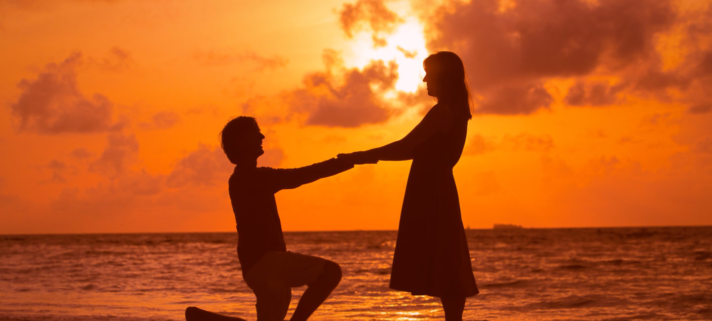 Beaverbrooks - Man proposing to woman on the beach